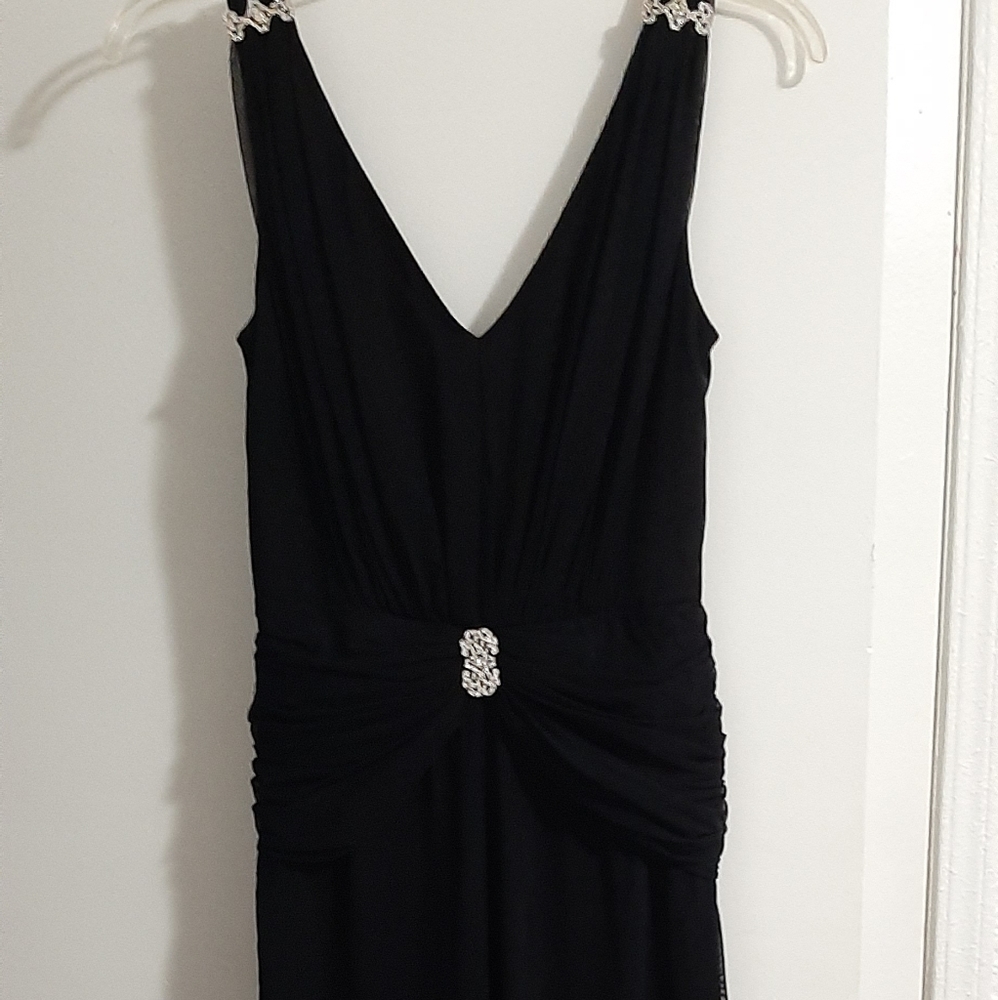 Dresses - Picture 4 of 10